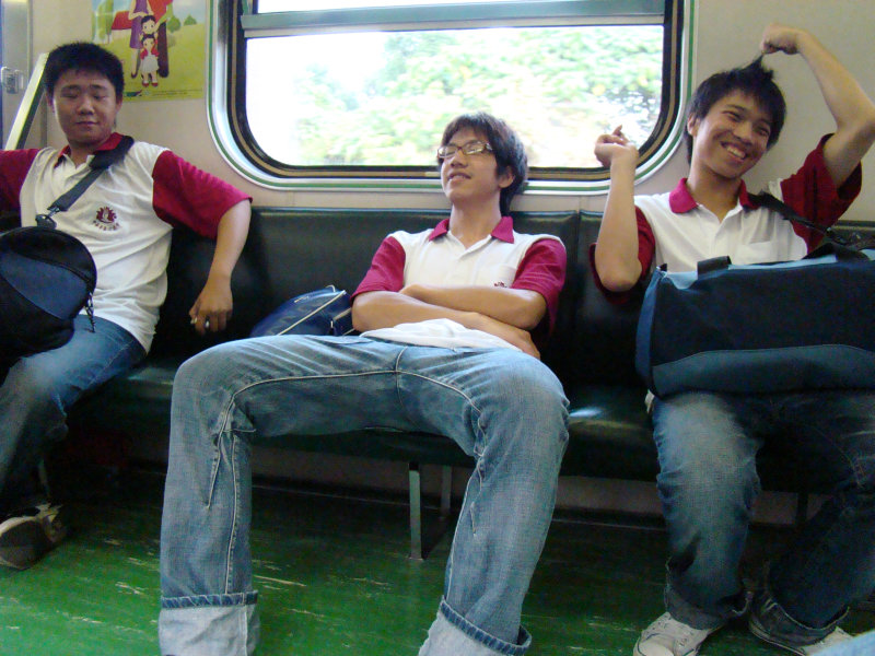 台灣鐵路旅遊攝影電車-區間車交談的旅客2007攝影照片121