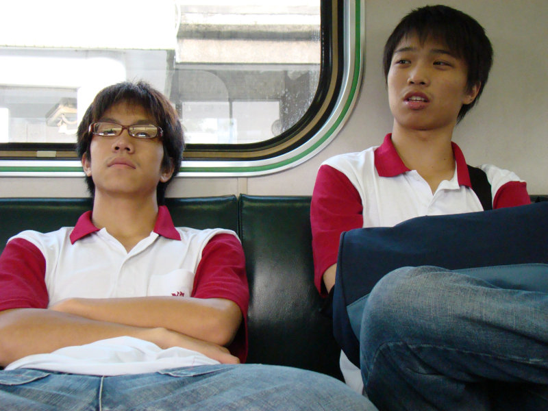 台灣鐵路旅遊攝影電車-區間車交談的旅客2007攝影照片123