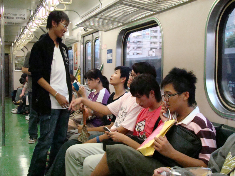 台灣鐵路旅遊攝影電車-區間車交談的旅客2007攝影照片124
