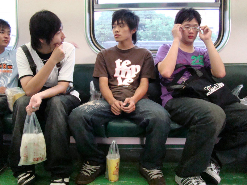台灣鐵路旅遊攝影電車-區間車交談的旅客2007攝影照片126
