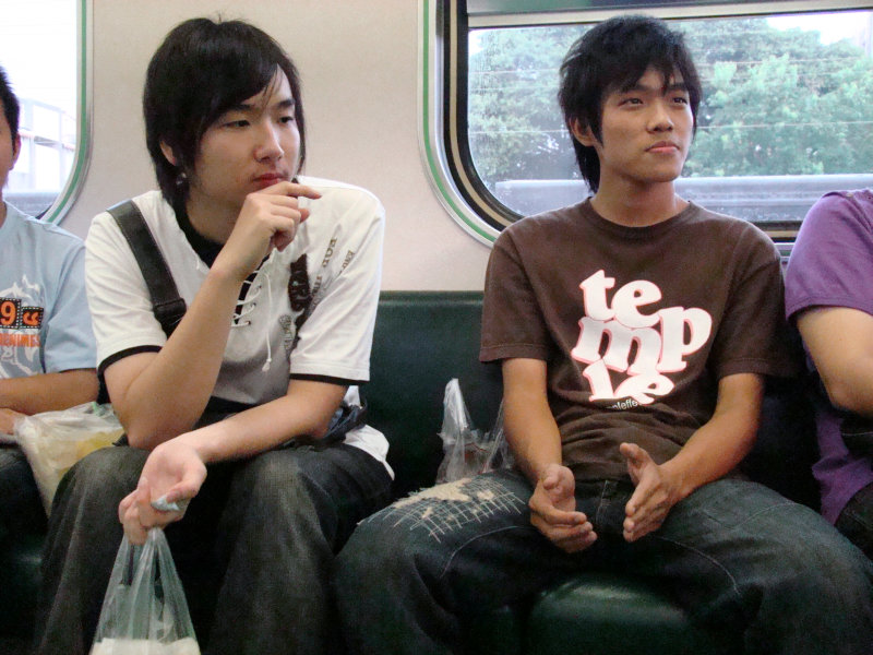 台灣鐵路旅遊攝影電車-區間車交談的旅客2007攝影照片127