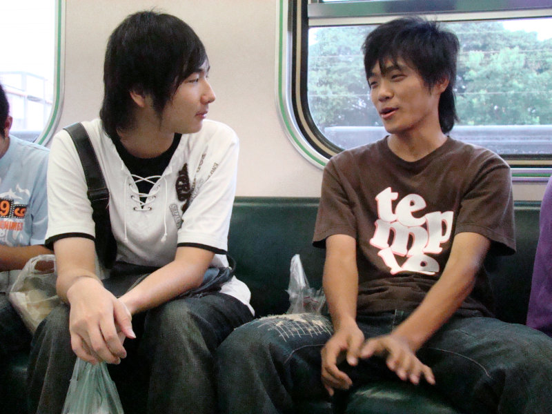 台灣鐵路旅遊攝影電車-區間車交談的旅客2007攝影照片128