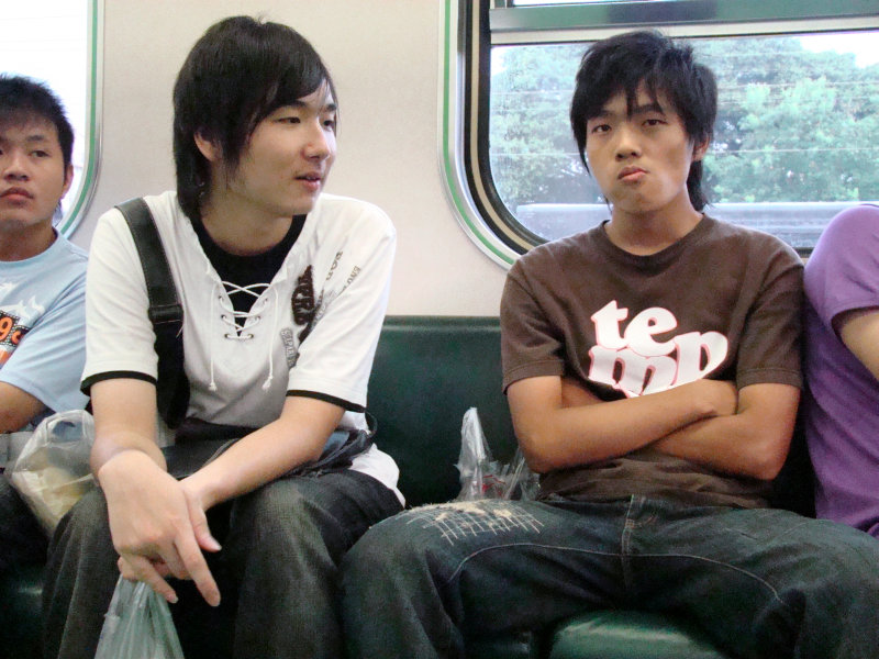 台灣鐵路旅遊攝影電車-區間車交談的旅客2007攝影照片129