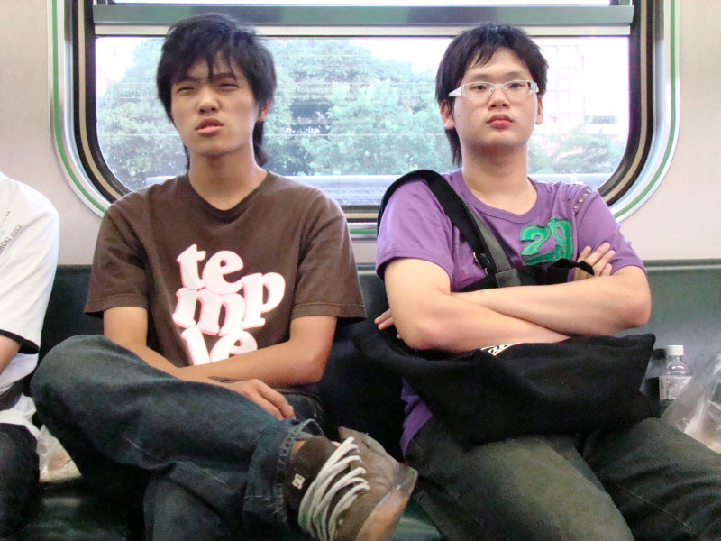 台灣鐵路旅遊攝影電車-區間車交談的旅客2007攝影照片130