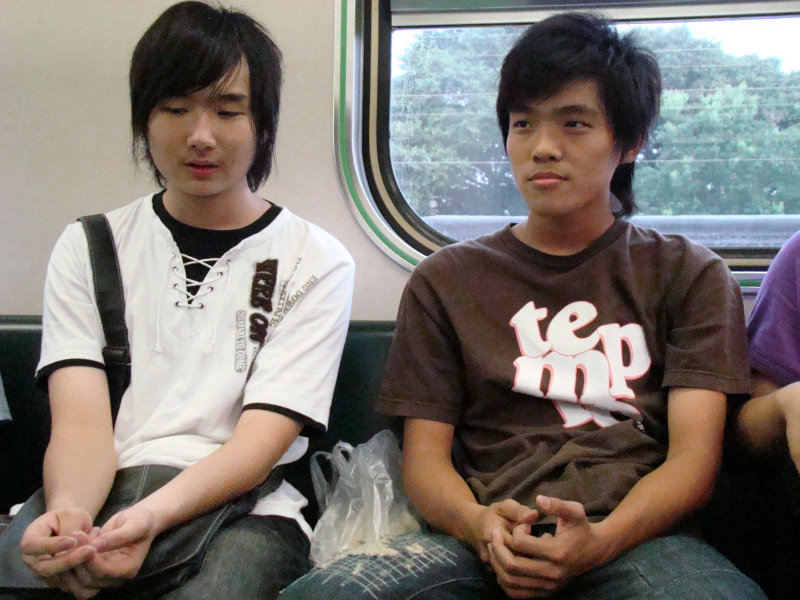 台灣鐵路旅遊攝影電車-區間車交談的旅客2007攝影照片131