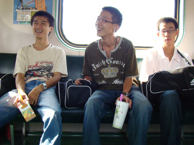 台灣鐵路旅遊攝影電車-區間車交談的旅客2007攝影照片157