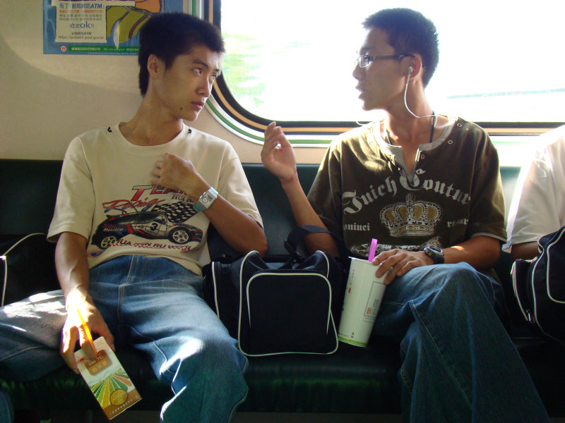 台灣鐵路旅遊攝影電車-區間車交談的旅客2007攝影照片159