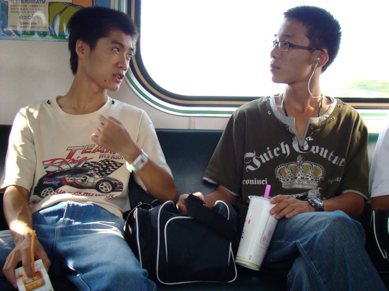 台灣鐵路旅遊攝影電車-區間車交談的旅客2007攝影照片160