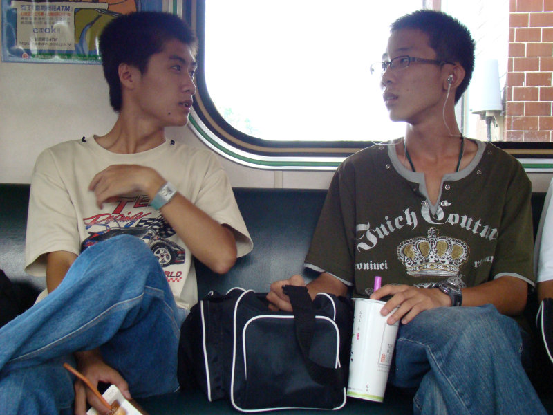 台灣鐵路旅遊攝影電車-區間車交談的旅客2007攝影照片164