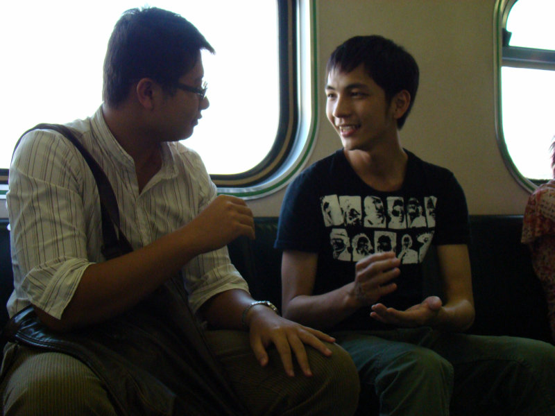 台灣鐵路旅遊攝影電車-區間車交談的旅客2007攝影照片176