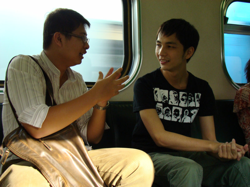 台灣鐵路旅遊攝影電車-區間車交談的旅客2007攝影照片177