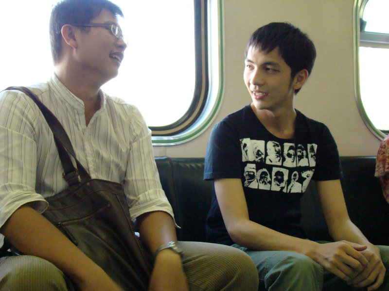 台灣鐵路旅遊攝影電車-區間車交談的旅客2007攝影照片179