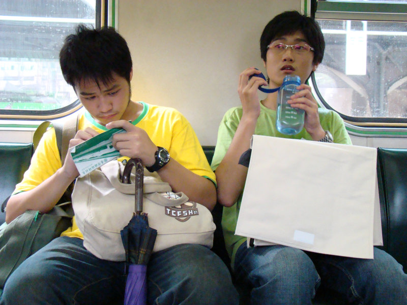 台灣鐵路旅遊攝影電車-區間車交談的旅客2007攝影照片181