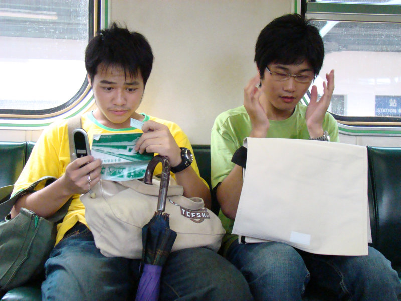 台灣鐵路旅遊攝影電車-區間車交談的旅客2007攝影照片183