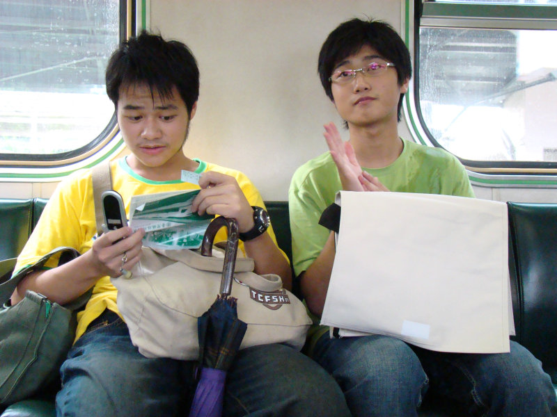 台灣鐵路旅遊攝影電車-區間車交談的旅客2007攝影照片184