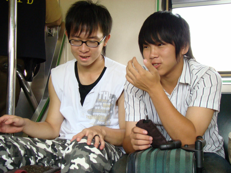 台灣鐵路旅遊攝影電車-區間車交談的旅客2007攝影照片200