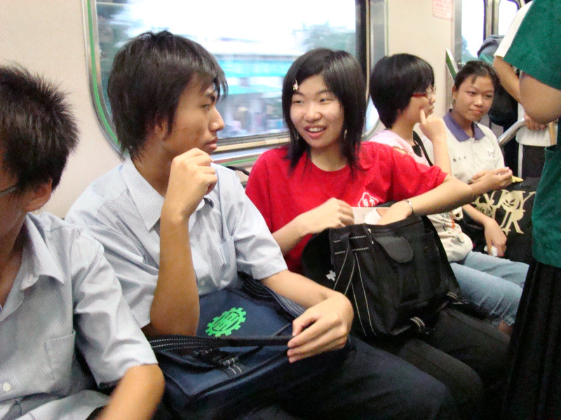 台灣鐵路旅遊攝影電車-區間車交談的旅客2007攝影照片201