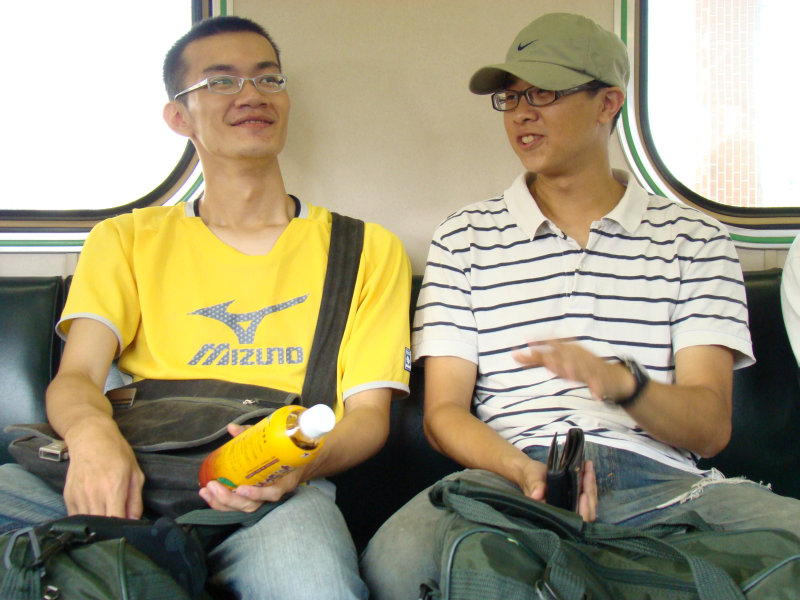 台灣鐵路旅遊攝影電車-區間車交談的旅客2007攝影照片208