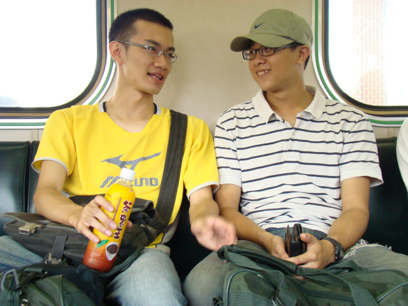 台灣鐵路旅遊攝影電車-區間車交談的旅客2007攝影照片209