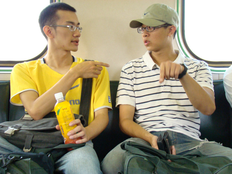 台灣鐵路旅遊攝影電車-區間車交談的旅客2007攝影照片211
