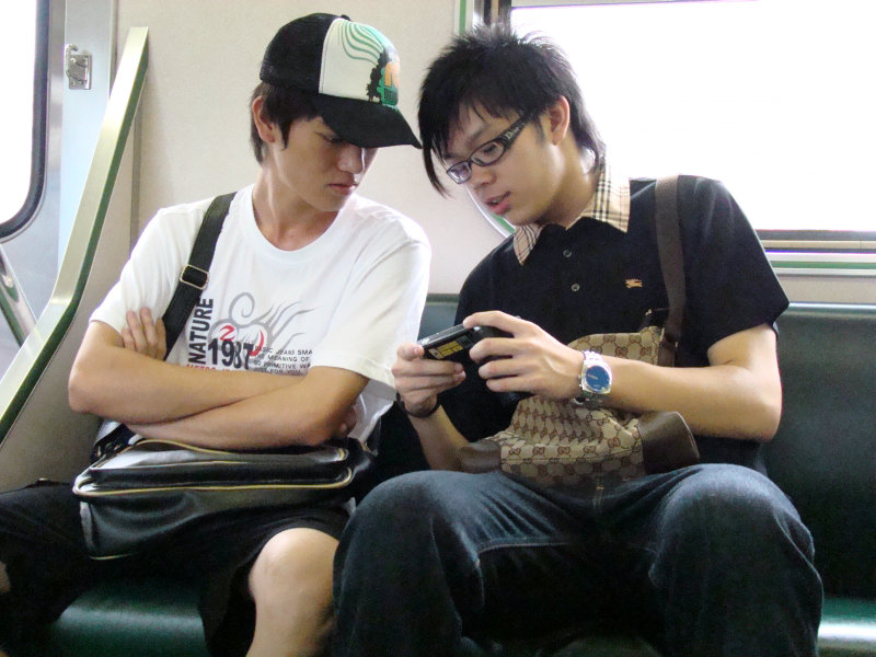 台灣鐵路旅遊攝影電車-區間車交談的旅客2007攝影照片212