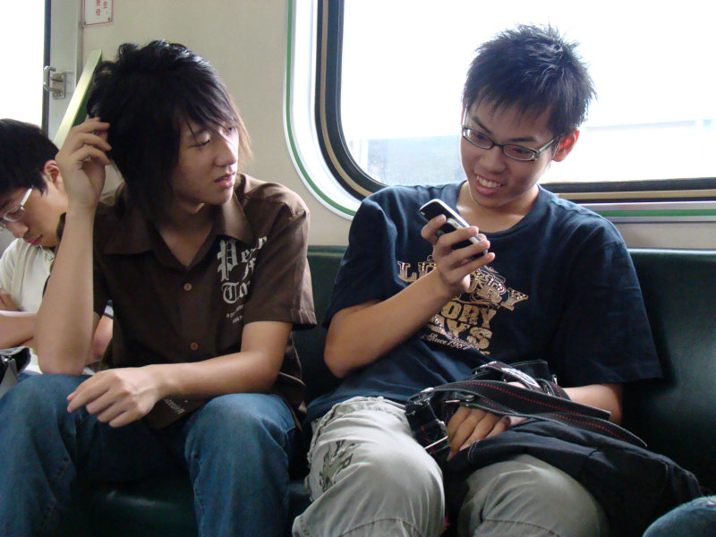 台灣鐵路旅遊攝影電車-區間車交談的旅客2007攝影照片216