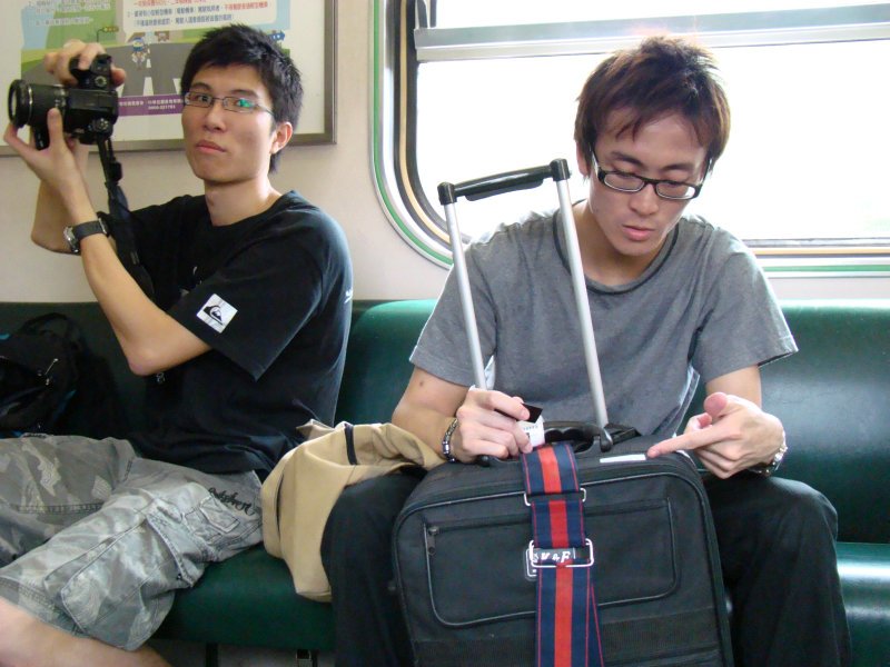 台灣鐵路旅遊攝影電車-區間車交談的旅客2007攝影照片223