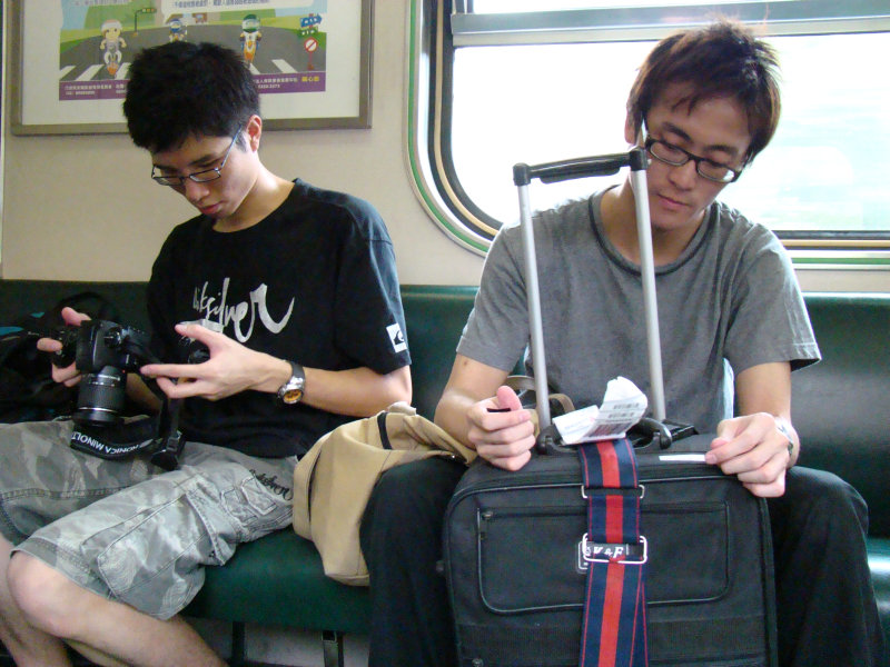 台灣鐵路旅遊攝影電車-區間車交談的旅客2007攝影照片224