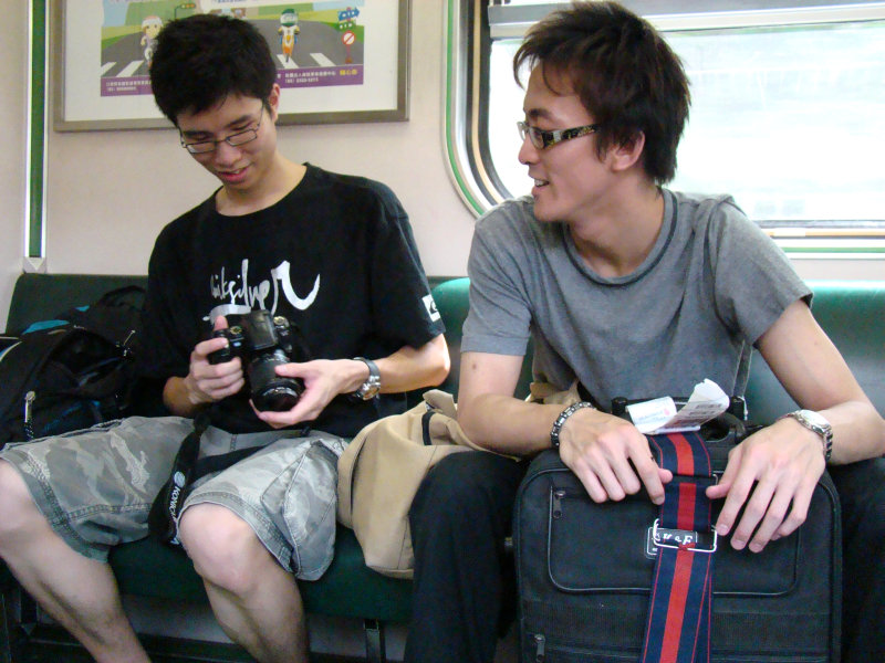 台灣鐵路旅遊攝影電車-區間車交談的旅客2007攝影照片225
