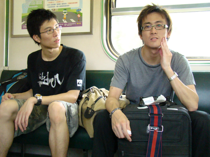 台灣鐵路旅遊攝影電車-區間車交談的旅客2007攝影照片226