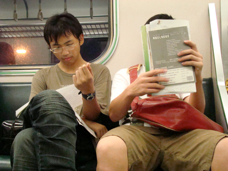 台灣鐵路旅遊攝影電車-區間車交談的旅客2007攝影照片231