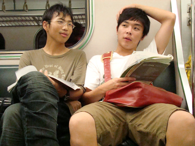 台灣鐵路旅遊攝影電車-區間車交談的旅客2007攝影照片233