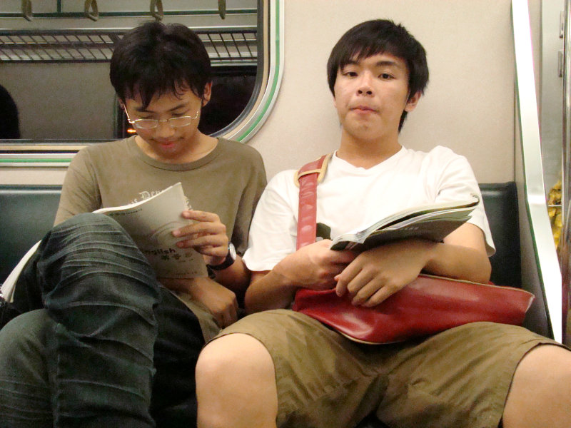 台灣鐵路旅遊攝影電車-區間車交談的旅客2007攝影照片234