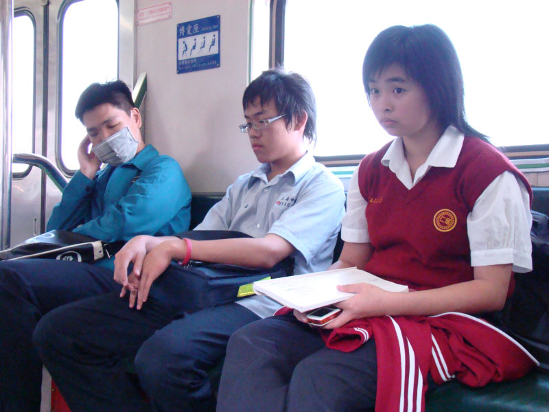 台灣鐵路旅遊攝影電車-區間車交談的旅客2007攝影照片240