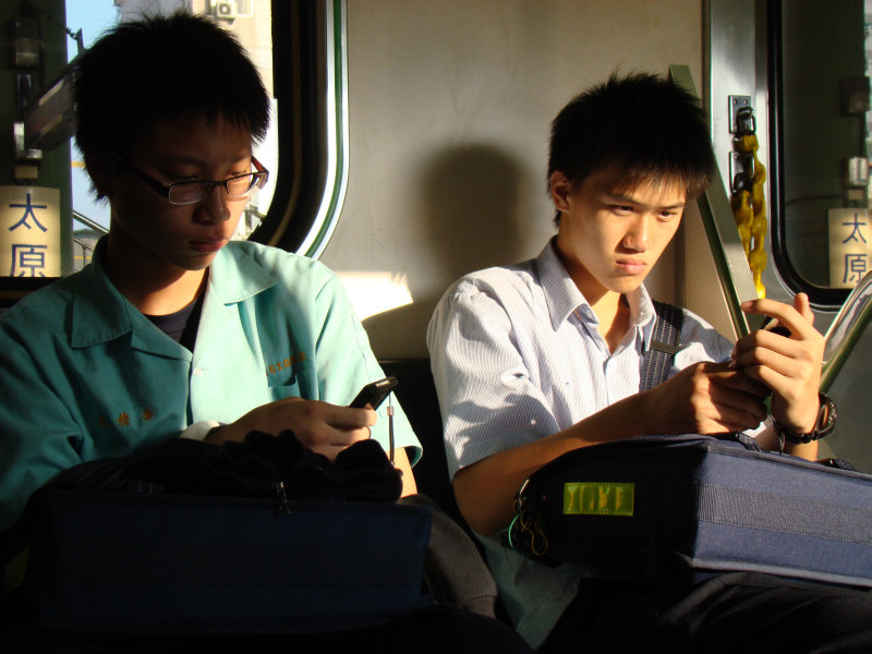 台灣鐵路旅遊攝影電車-區間車交談的旅客2007攝影照片241