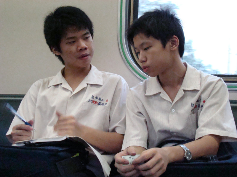 台灣鐵路旅遊攝影電車-區間車交談的旅客2007攝影照片246