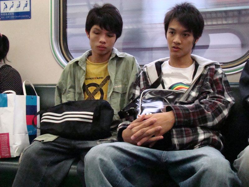 台灣鐵路旅遊攝影電車-區間車交談的旅客2007攝影照片251
