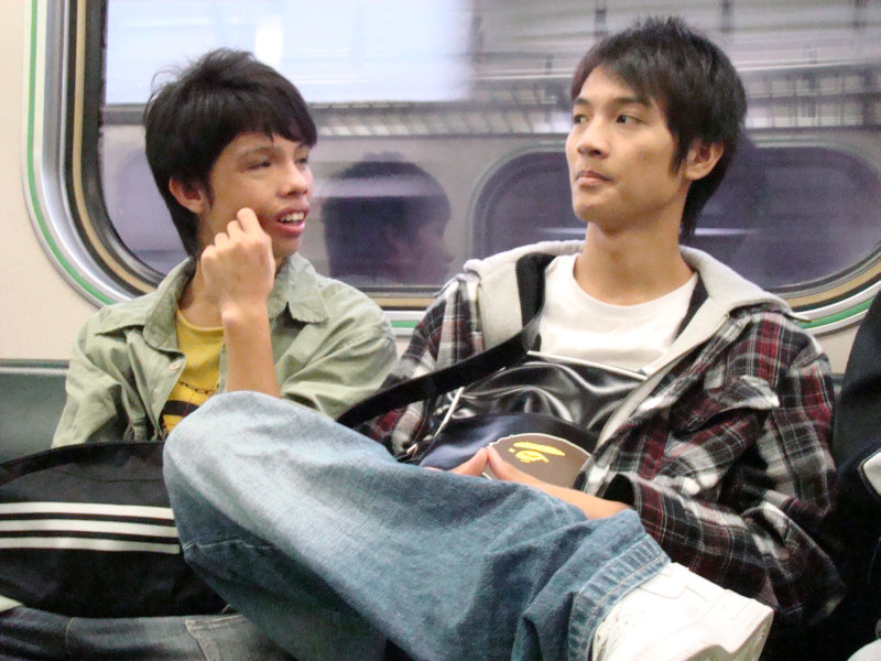 台灣鐵路旅遊攝影電車-區間車交談的旅客2007攝影照片254