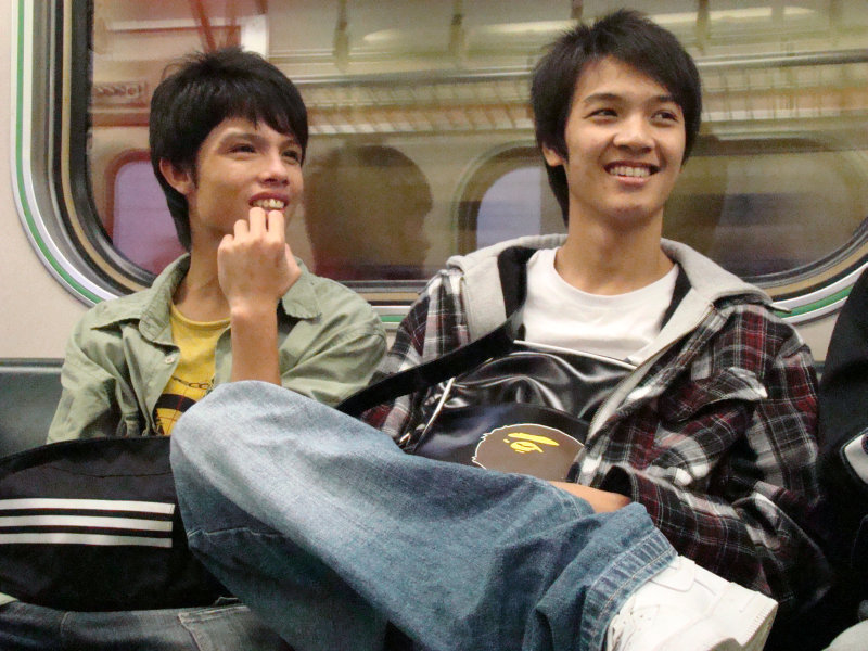 台灣鐵路旅遊攝影電車-區間車交談的旅客2007攝影照片256