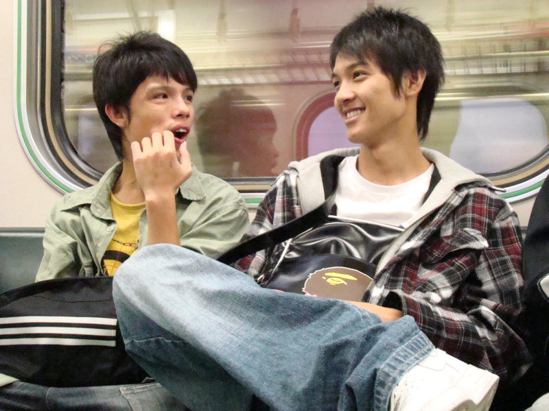 台灣鐵路旅遊攝影電車-區間車交談的旅客2007攝影照片257