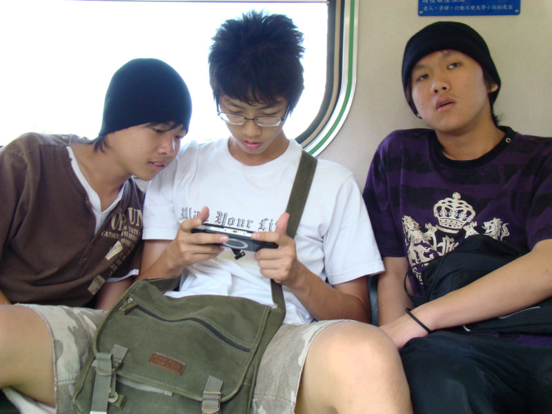 台灣鐵路旅遊攝影電車-區間車交談的旅客2007攝影照片261