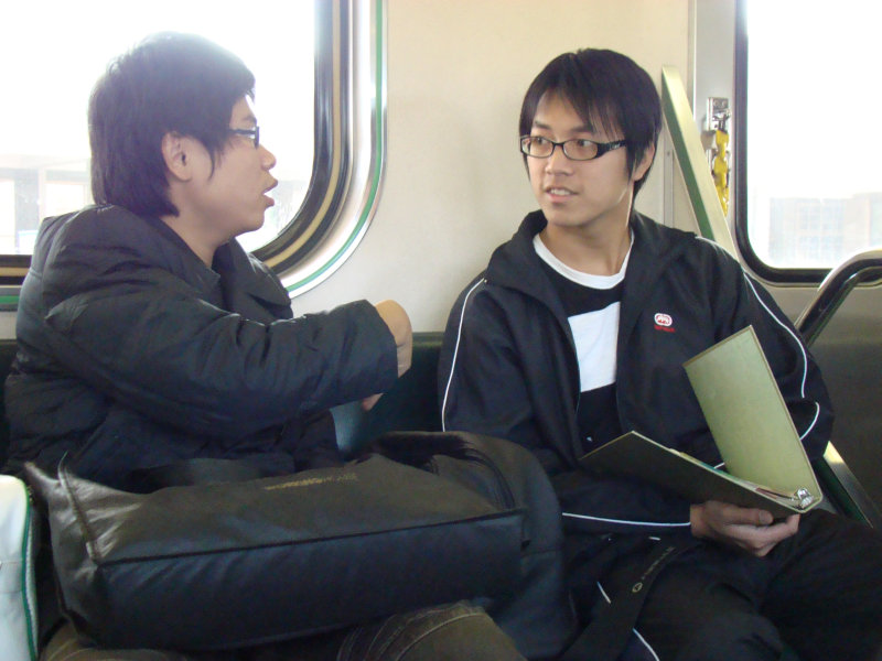 台灣鐵路旅遊攝影電車-區間車交談的旅客2007攝影照片265