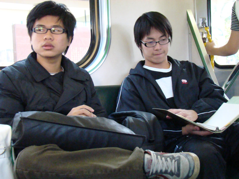台灣鐵路旅遊攝影電車-區間車交談的旅客2007攝影照片267