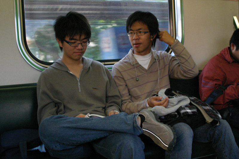 台灣鐵路旅遊攝影電車-區間車交談的旅客2007攝影照片270