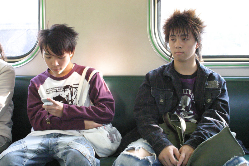 台灣鐵路旅遊攝影電車-區間車交談的旅客2007攝影照片274