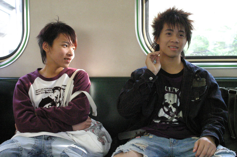 台灣鐵路旅遊攝影電車-區間車交談的旅客2007攝影照片275