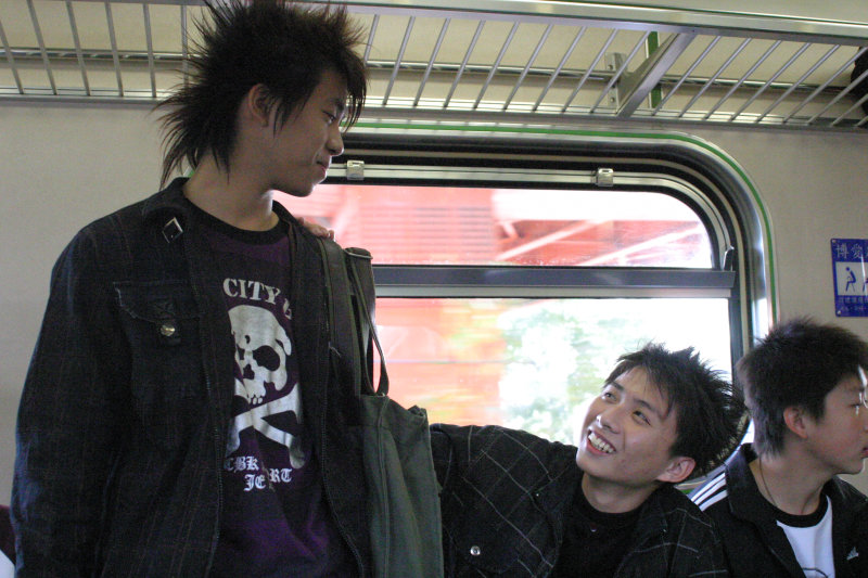 台灣鐵路旅遊攝影電車-區間車交談的旅客2007攝影照片276