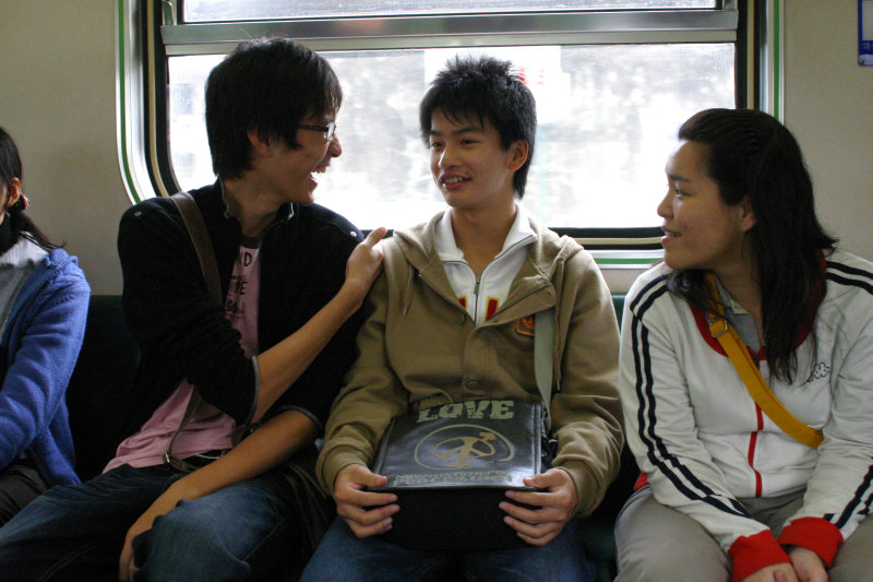 台灣鐵路旅遊攝影電車-區間車交談的旅客2007攝影照片278