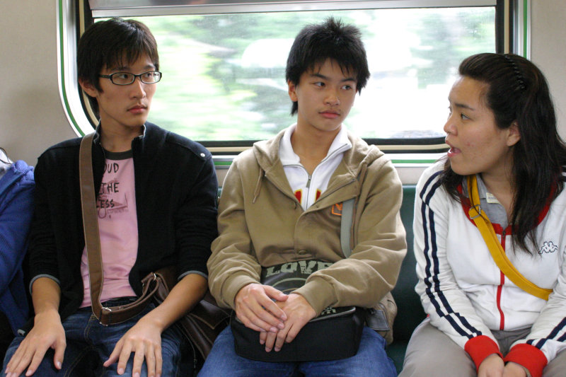 台灣鐵路旅遊攝影電車-區間車交談的旅客2007攝影照片280