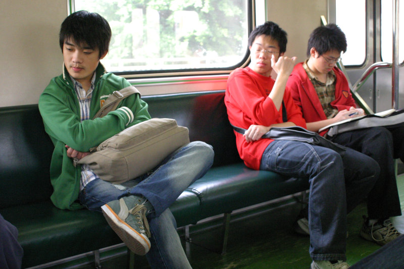 台灣鐵路旅遊攝影電車-區間車交談的旅客2007攝影照片282